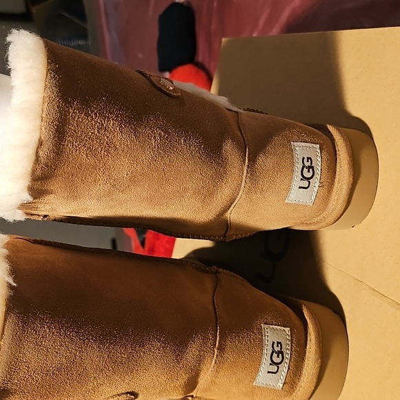 Brand New Bailey Ugg with metal graphic (chestnut).. size 7 - Picture 5 of 7
